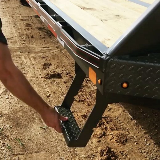 Diamond C Trailers on Instagram: "Low clearance? No problem! Our retractable deck step easily folds and tucks away when not in use, and it comes STANDARD on all FMAX, PX, and SDX series trailers! 💪 #Fleetneck #StepDeck #Pintle #EngineeredBeam #BEthedifference #SEEthedifference #DCtrailers #DoWork #WorkHardPlayHard👏"