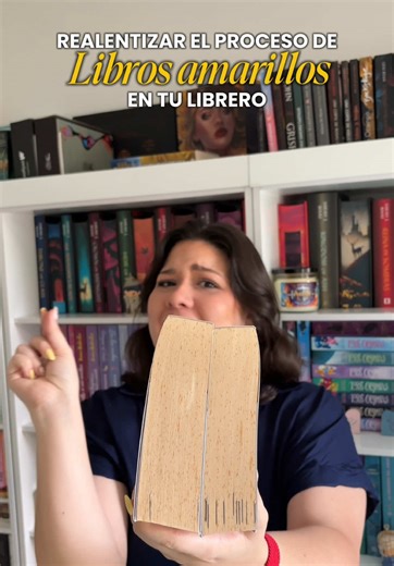 Recuerden que el que se vuelvan amarillos y con manchas, es el proceso normal de envejecimiento así como los seres vivos también envejecen, los libros se comportan de igual manera 🥰 #booktok #bookshelf #librero #libros #limpieza