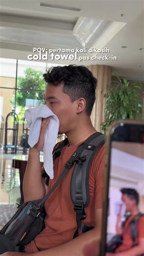 ✨ Hotel bintang 5 di Jogja dengan nuansa Jawa modern yang mewah 😭 Kalau kalian lagi cari hotel mewah di Jogja yang beda dari yang lain, wajib banget coba Hotel Tentrem Yogyakarta. Begitu masuk, langsung kerasa vibes elegan khas Jawa: ✨ Lobby megah & disediakan coldtowel ketika check-in 🛏️ Kamar super luas bathtub besar 🌿 Balkon dengan view adem khas Jogja Fasilitasnya juga lengkap banget: 🏊 Kolam renang luas 👶 Kids club seru 🧖‍♀️ Gaharu Spa (jacuzzi & sauna) 🍽️ Restoran all you can eat de