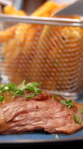 Une bavette sauce à l'échalote, une valeur sûre ! Voici les ingrédients : 50g de beurre 4 échalotes 30g de farine 30cl de bouillon de bœuf 2 c. à soupe de vinaigre de vin 1 c. à soupe d'huile Persil Sel Poivre | Cuisine AZ
