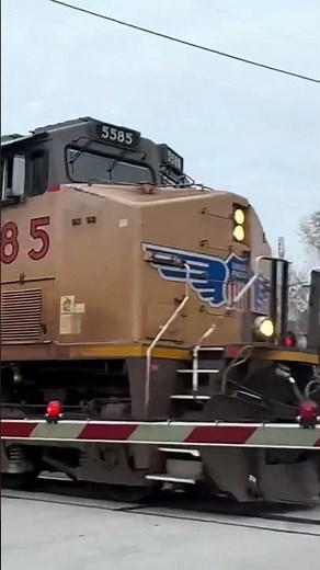 Union Pacific 5585 in La Plata, MO /3/22/2025/ #railroadcrossings #railcam #unionpacific #railfan