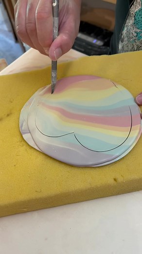 Making rainbow jewelry dishes. 🌈#processvideos #porcelain #tutorials #rainbows #jewelrymaking #potterywitch