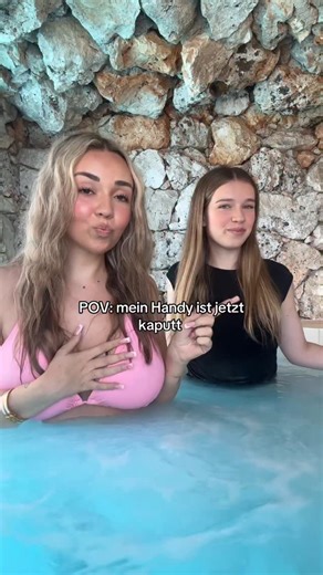 julesboringlife on Instagram: "😭 Tipps bitte in die Kommentare wie man Wasser aus dem Handy bekommt 😭 ich kann’s nicht mehr laden, da kommt jedes Mal ne Warnung und das ist ✨schlecht✨"
