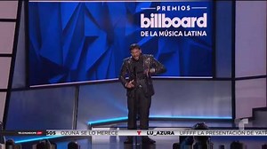 🎤🎼 Anuel AA gana el premio "Artista del Año Debut" en los Premios #Billboards2019 🎤🎼 | Telemundo PR