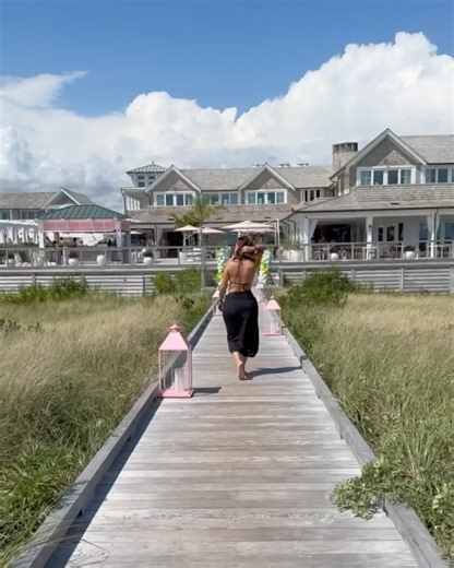 MARIA MENOUNOS | Hamptons trip dump! ☀️ What an amazing few days. Of course hit the beach, took a stop at @dunedeckbeachclub , went to the market and... | Instagram
