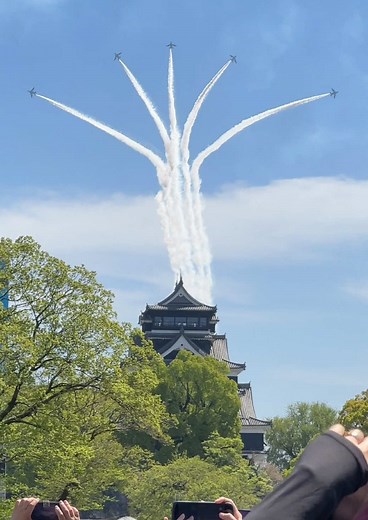 ブルーインパルス、熊本の青空に舞う