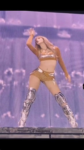 Her stage presence is insane. ❤️ #livemusic #Lisa #concert | L I S A