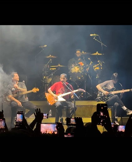 Wonderless Pt.1 #piercetheveil #concert #ptv #vicfuentes #wonderless