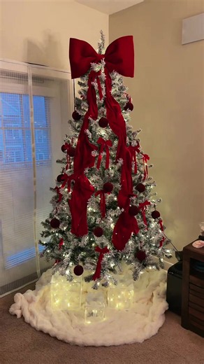 The Christmas tree that makes your home look like a winter wonderland the moment you plug it in. The Yitahome Snow Flocked Pre-Lit Artificial Christmas Tree is the easiest most beautiful tree you will ever set up. 🌨️ Thick snow flocking gives every branch a magical wintry look right out of the box 💡 Pre-strung lights with 3 color options and 11 lighting modes controlled by remote 🎄 Hundreds of PE and PVC mixed branch tips arranged in natural layers for a full realistic look 🔌 Remote control 