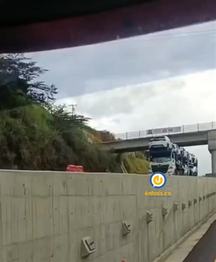 #Cauca Dos vehículos tipo portavehículos fueron hurtados por 15 sujetos en la vía Popayán - Cali. La Policía logró la recuperación de los automotores. La Policía Nacional de Colombia, en el Departamento del Cauca, informó que, frente a los hechos registrados en el tramo vial Popayán–Cali, sector variante del puente peatonal, se tuvo conocimiento del hurto de dos vehículos tipo portavehículos, los cuales transportaban un total de 17 automotores y cubrían la ruta Cartagena – Pasto (Nariño). Las au