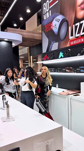 Comédia: Patroa leva produtos sem pagar e rouba celular!