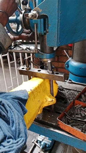 EASILY GOING THROUGH CATERPILLAR'S DIFFERENTIAL USING UNIVERSAL DRILLING MACHINE IN WORKSHOP
