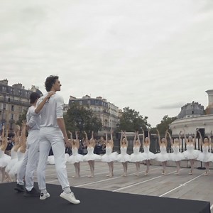 485K views · 15K reactions | Seguimos compartiendo la antorcha olímpica desde Paris!! Clases de ballet al aire libre con 200 bailarines aficionados y algunos bailarines de la Ópera de Paris y el relevo de la antorcha entre los bailarines Étoiles Hugo Marchand y Dorothée Gilbert acompañados de 32 cisnes en El Lago de los Cisnes, versión de Nureyev. Bravo Paris!!! Fuente: operadeparis | Ballet del Occidente | Facebook