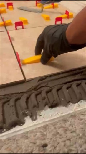 ✨ Tiling 101: How to determine the right direction to insert your wedges into clips using a tile leveling system. ✨ Try inserting your wedge in both directions. If the wedge is inserted incorrectly, the tile your wedge is pointing towards will move apart, causing lippage. Insert it correctly, and the wedge will evenly distribute pressure, keeping the tiles level. Continue inserting wedges in the same direction throughout the project to help achieve a uniform look. 📷@leon_j_alvarez | QEP Co Inc