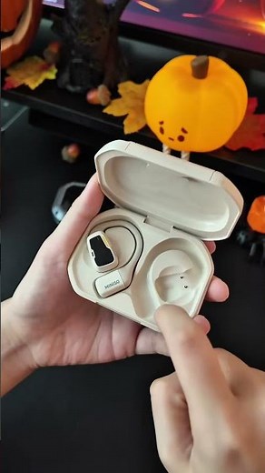 M98 Over-Ear Headphones with Touchscreen Case – Going Viral!