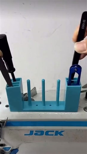 3-Rod Magnetic Bobbin Storage Keep your sewing space neat and your bobbins within easy reach with our 3-Rod Magnetic Bobbin Storage! ✅ Holds multiple bobbins securely in place ✅ Magnetic base holds firmly on your sewing machine ✅ Three vertical rods for organized storage ✅ Compact, space-saving, and easy to access ✅ Perfect for industrial sewing setups Say goodbye to scattered bobbins and tangled threads — this is a must-have for every tailor 🛒 Shop online: https://quiltingcrafthub.com/products