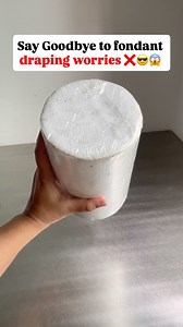 🤯😍Want those sharp fondant edges? Try the PANELLING METHOD of draping ✨ 1️⃣ Roll and cut fondant for the top. 2️⃣ Cover the top smooth out then trim. 3️⃣ Now roll out fondant for the sides, wrap it around a rolling pin to lift it effortlessly. Trim the excess and smooth it down. 4️⃣ Sharpen those edges for a flawless finish! Have questions? Ask me in the comments 👇🏻 ✅ Don’t forget to save and share this video, follow @sangeetas_cooking_mantra for more amazing content! 😍 #fondant #fondantcak