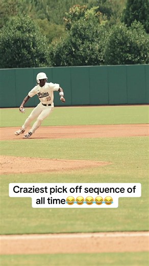 Broken ankles: epic pick-off sends RB to the ground