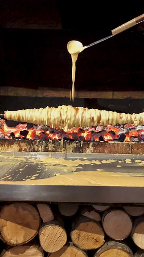 Cuit au feu de bois, le gâteau à la broche est l'une de nos spécialités les plus délicieuses ! Sa préparation demande beaucoup de patience et un savoir faire unique. Mais le résultat en vaut la chandelle : une belle pyramide hérissée de pics irrésistiblement gourmande ! 😋 ❤ La broche du Louron | Hautes Pyrénées