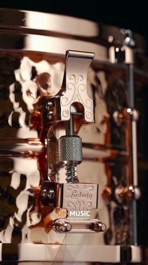 This premium Ludwig Copper Phonic features a hammered shell and copper-colored hardware matching ...