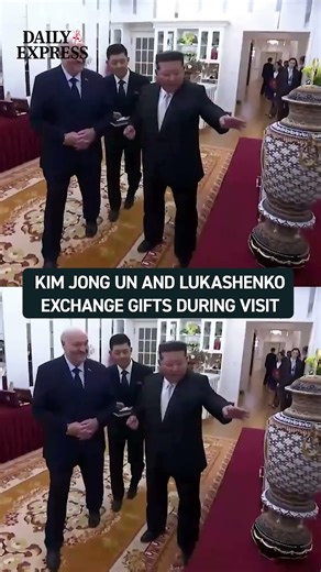 Belarus president Alexander Lukashenko and North Korean leader Kim Jong Un exchanged gifts 😳