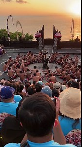 ウルワツ寺院でケチャックダンスを見る/猿がやりたい放題
