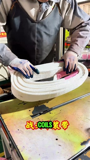 This industrial sewing machine uses a roller presser foot to guide thick leather smoothly, producing clean, even stitches that protect the surface and ensure long-lasting strength. | baitbox.pl