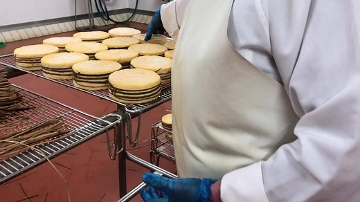 Le cerclage manuel du Livarot, sans doute le geste le plus symbolique de la fabrication de la Fromagerie E. Graindorge ! Selon le cahier des charges de l'AOP, chaque Livarot doit être entouré de 3 à 5 laîches en roseau naturel. Elles permettent de conserver sa belle forme cylindrique au cours de l'affinage. 😉 Curieux ? Venez voir cette étape de vos propres yeux dans notre Village Fromager, à Livarot. 👍🏻 | Fromagerie Graindorge