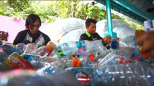 Indonesian city lets you pay for the bus with recycling