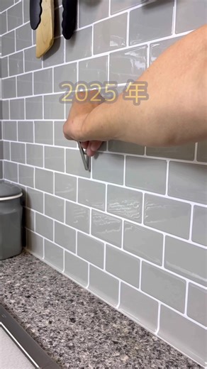 2025年、 ほんまにやってよかったDIYまとめ🧡 「大がかりなリフォームは無理」 「でもこのままもイヤ」 そんな時に 少しずつ手を動かしてきました。 ザツでもズボラでもOK。 それでも 家に帰ってホッとできる場所にはなる◎ どれが一番気になった？ コメントで教えてもらえたら嬉しいです☺️ ゆるDIYは これからも投稿していくので フォローしてのんびり見てね。