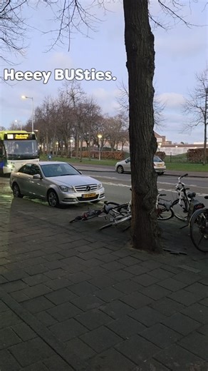 Bus 80 spotter on Instagram: "Soms lacht het leven je gewoon toe. En soms komt bus80 je tegemoet rijden terwijl je met boodschappen aan't slepen bent. Je hebt je handschoenen aan omdat het koud is, maar zo'n spot wil je natuurlijk niet langs je laten rijden. EN WAT VOOR ÉÉN?! 🚍🥰 #bus80 #amsterdam #janvangalenstraat #buslovers #connexxion"