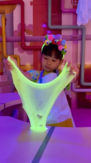 Mommy Steph, Sera & Sunny on Instagram: "Halloween tahun ini kami cobain sesuatu yang beda 🎃 Bukan cuma seru, tapi juga bikin anak-anak belajar sambil main! Di Slime Lab, mereka bisa bikin slime sendiri — pilih warna, aroma, glitter, sampai charms lucu 💕 Selama bulan Oktober ada edisi Halloween Slime Menu yang unik banget dan cuma ada musim ini! Dan pssst... 📅 Jangan lewatkan Spooky Party & Costume Competition tanggal 31 Oktober, jam 18.00–20.00 WIB! Kayaknya bakal jadi malam Halloween paling