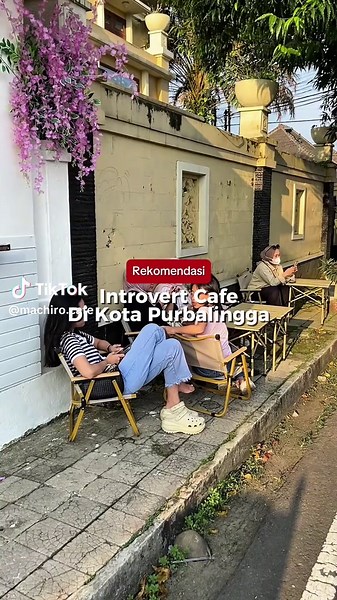 Cafe yang cocok buat kaum introvert👀 Cara pesan yang unik dan punya banyak pilihan menu mulai dari kopi, non kopi dan aneka cheesecake Buka setiap hari mulai dari jam 07.00 - 23.00 Datang dan temukan rasa favorit kamu di Machiro! #machiro #machirocafe #cafepurbalingga #machiropurbalingga