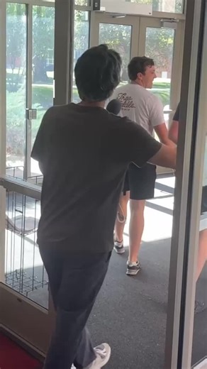 🎃 Favorite Halloween Costume EVER? 🧛 On this weeks, ‘What’s Up SEMO’, Kyler asks students their favorite Halloween costume that they’ve ever worn. 👇 What’s yours? Videographer: Jordan Shields Host/Video Producer: Kyler Messenger #semo #capegirardeau #collegemedia #southeastarrow #halloween #costume | Southeast Arrow