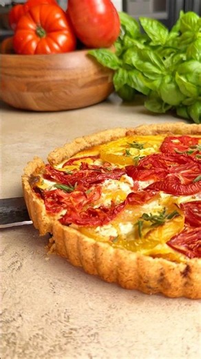 Heirloom Tomato Pie (you need this before summer ends). Recipe ⬇️