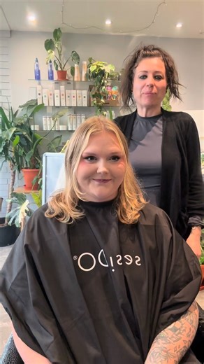 𝗞𝗲𝗹𝗯𝘆 𝗱𝗶𝗱 𝗺𝘆 𝗵𝗮𝗶𝗿, 𝘀𝗼 𝗜 𝗱𝗶𝗱 𝗵𝗲𝗿𝘀 🔥 Kelby and I went through a full consultation before adding a fresh blonde face frame because even the smallest change deserves proper planning. Tone, placement, lifestyle - it’s all part of the process. A few foils later and the brightness is exactly where I wanted it ✨ | Hair By Marta Salon - Colour Specialists