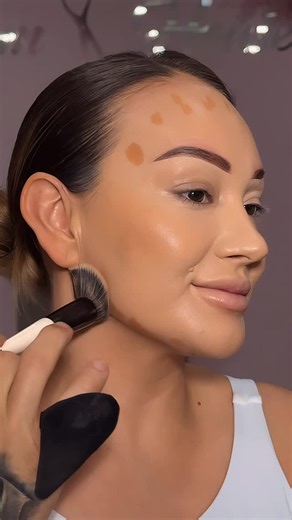 BENNI on Instagram: "Contour CLASS ANYONE ? - Blend w/ BENNI @bennis_online_training_ @bennis_online_training_ - FREE VIRTUAL MINI LESSON INCLUDED! - It’s never to LATE TO LEARN | JOIN NOW #makeupaddict #houstonmua #makeuptutorial #makeupartist #makeuplover"