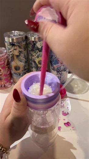 Minnie Mouse snowglobe tumbler with clay pieces #snowglobe #claypieces #minnimouse #kidssippycup #fyp