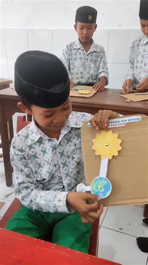 Kamis, 22 Januari 2026 Kegiatan pembelajaran IPAS kelas 6 Model Rotasi dan Revolusi bumi dan bulan #madrasahhebat #krearif | MI Miftahul Ulum