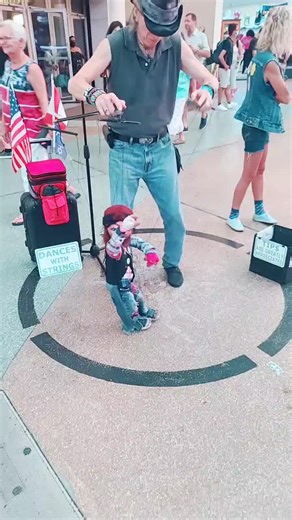 #vegas #parato #fyp #lasvegas #freemont #dancing #puppet #strings #music