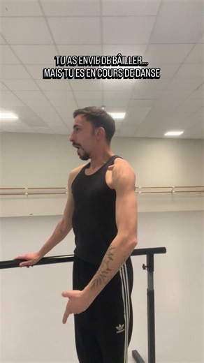 Classiqueavec Karim on Instagram: "Ça t’arrive aussi de bâiller en plein cours ? 😮‍💨🩰 Bonne nouvelle : ce n’est pas un signe d’ennui. Le bâillement apparaît souvent quand le corps se met en mouvement, quand la respiration s’adapte, et quand le cerveau reçoit plus d’oxygène. En danse, c’est même parfois le signe que le corps se relâche, qu’il apprend, qu’il s’organise. Bref : bâiller en cours, ce n’est pas mal faire. C’est juste le corps qui travaille 😉 (Par contre… on pense à mettre la main 