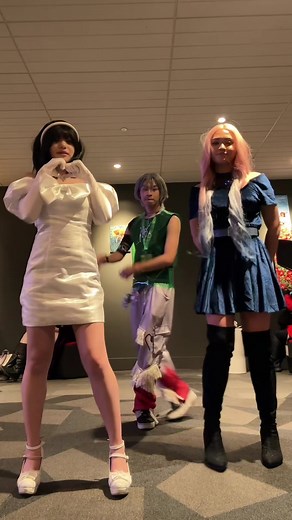 [ #alienstage ] // WHAT IS LOOVEE?! I CANNOT THIS WAS SO SMOOTH ITS TICKLING MY BRAIN ….. 🧠 #otafest #convention #fyp #cosplay @kara @chrio @chronoseymen