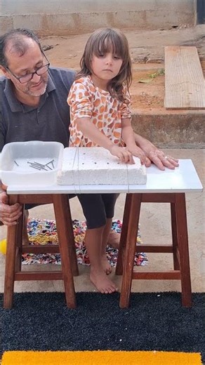 Atividade Infantil | Removendo Pregos do Isopor – TEA