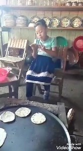 Niña purepecha de la poblacion indigena de Capacuaro Michoacan, enseñandose hacer tortillas. | Pirekua Canto P'urhepecha