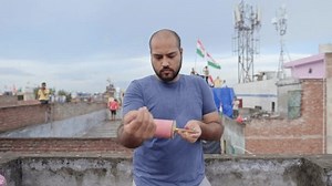 Indischer Mann, der den Drachenfaden verderbt: Stockvideos & Filmmaterial (100 % lizenzfrei) 1108372973 | Shutterstock