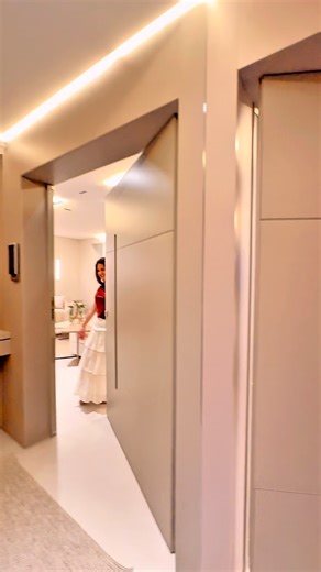 Fabiana Zanchetta | Designer de interiores on Instagram: "Essa casa já estava pronta… mas o gourmet ainda precisava virar o coração do lar. Hoje a nossa produção foi uma mini-produção, daquelas cheias de intenção. O foco principal foi a cobertura, o espaço mais vivido da casa, onde a família recebe, relaxa e cria memórias. Na cobertura, tudo se conecta: a sala de TV com sofá retrátil e reclinável para desacelerar, o jantar integrado, dividido por um buffet leve que organiza sem pesar, a mesa de 