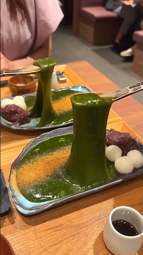どこまでも伸びる抹茶の温わらび餅！きな粉や黒蜜で味の変化も楽しめる【茶寮翠泉：東京渋谷】