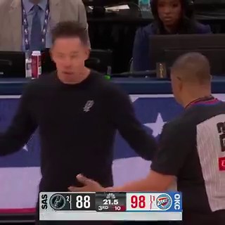 今日の試合は明確に誤審が2回ありました･コーネットのテンディングカウント見逃し･チェットのアウトオブバウンズがサンダーボールになりスパーズHCがチャレンジを要求したが、拒否。審判への過度な批判はもっての外ですが悔しい判定だったと思います@BrickCenter_