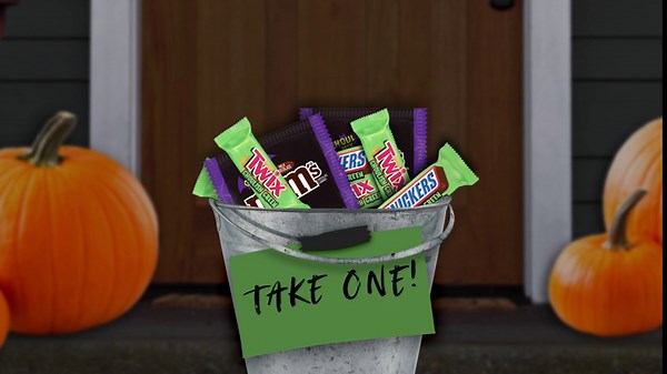 M&M'S Milk Chocolate Ghoul's Mix, SNICKERS & TWIX Ghoulish Green Fun Size Bulk Halloween Chocolate Candy Assortment, 26.82 oz, 50 Piece Bag