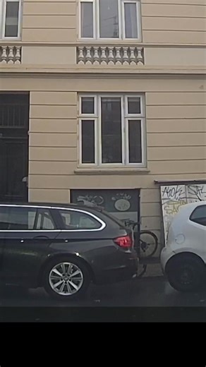 Det her er ikke bare en lille bule. Det er ansvar. Jeg er ved at afslutte en køretime med en elev, da der sker noget foran os. En hjemmehjælper er i gang med parallelparkering i en BMW. Hun bakker ind i bilen bagved. Stopper. Kører videre. Som om intet er sket. Det er her, det bliver vigtigt. Du står altid til ansvar for dine handlinger i trafikken. Det handler ikke om ridser. Det handler om moral. Hvordan ville du selv have det, hvis det var din bil? Jeg har sløret personen. Ingen skal hænges u